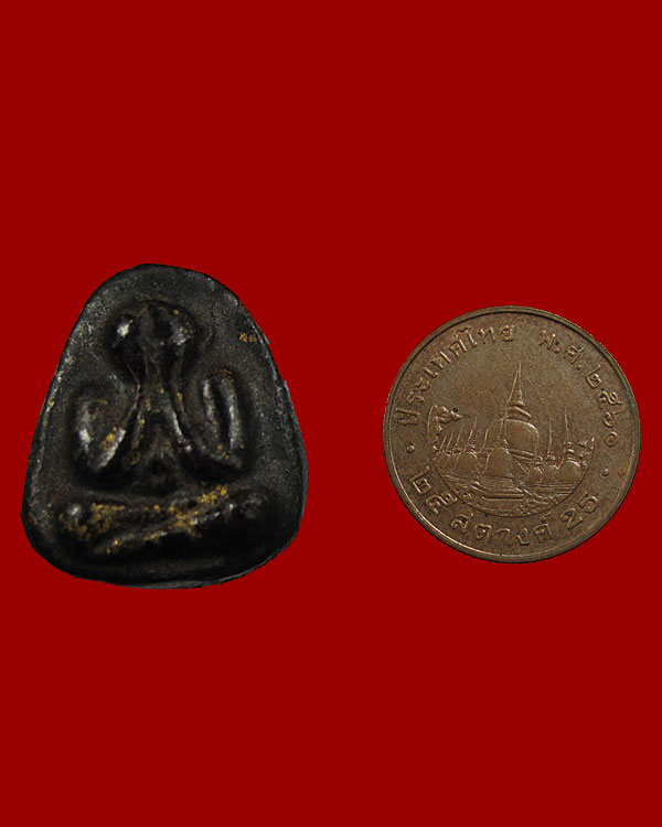 พระปิดตาหลังแบบ หลวงพ่อปาน วัดเครือวัลย์ จ.ชลบุรี