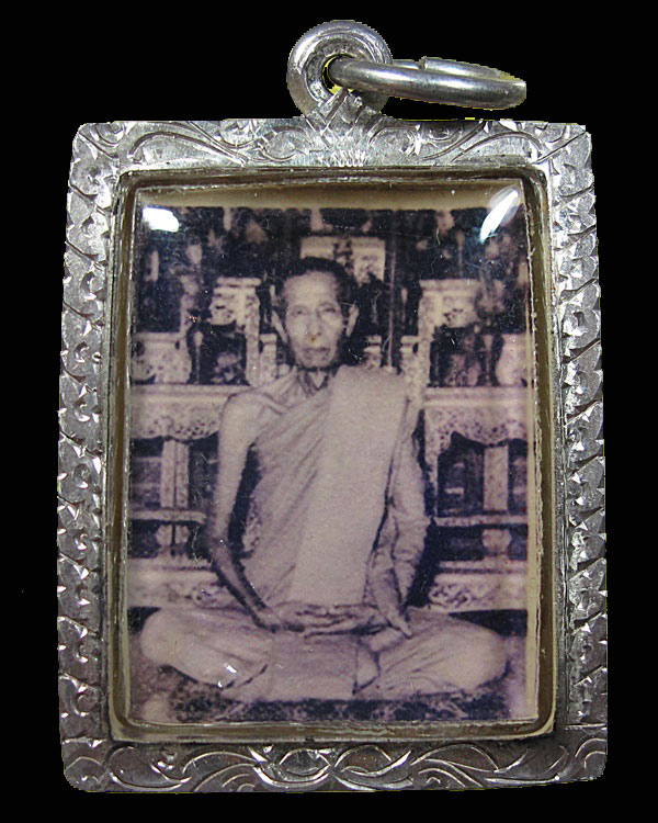 รูปถ่ายภาพขาวดำ หลวงปู่โต๊ะ หลังยันต์นะ ยันต์หมึก วัดประดู่ฉิมพลี กทม.เลี่ยมเงิน