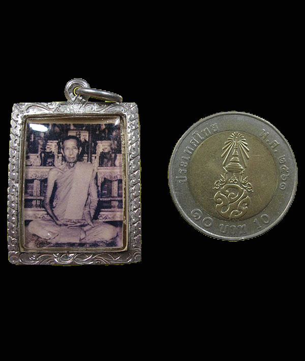 รูปถ่ายภาพขาวดำ หลวงปู่โต๊ะ หลังยันต์นะ ยันต์หมึก วัดประดู่ฉิมพลี กทม.เลี่ยมเงิน