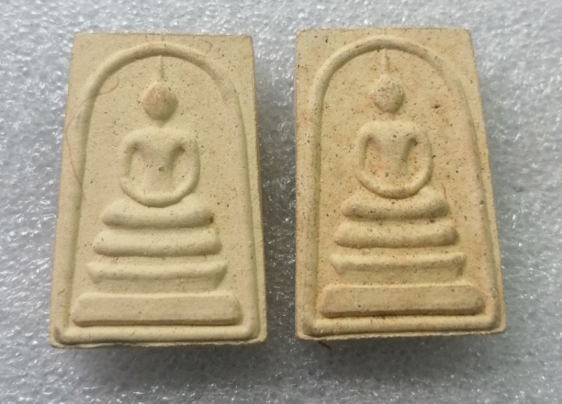 พระสมเด็จหลวงพ่อเกษมปี35รุ่น"จปร" ฝังตระกรุดสวยๆพร้อมกล่องครับ