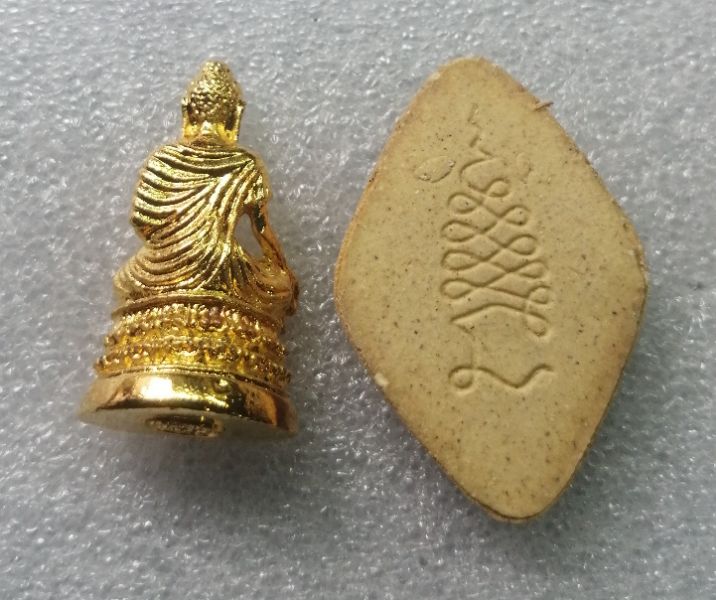 พระกริ่งศรีลังกากับพระผงประทานพรสมเด็จญาณฯปี20สวยๆพร้อมกล่องเคาะเดียว