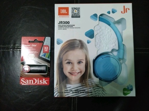 หูฟัง JBL แถม Flash Drive 32 GB ของใหม่ทั้ง 2 ชิ้นยังไม่แกะกล่อง