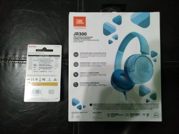 หูฟัง JBL แถม Flash Drive 32 GB ของใหม่ทั้ง 2 ชิ้นยังไม่แกะกล่อง