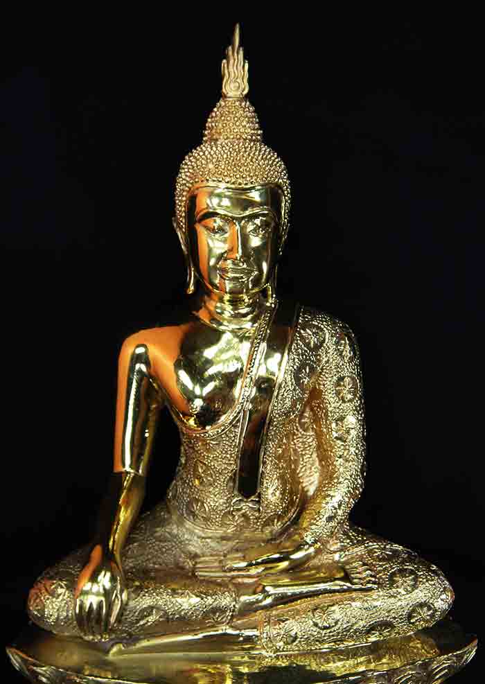 พระพุทธรูปบูชาแบบอู่ทอง เนื้อทองเหลืองเหลือขัดมัน ขนาด หน้าตัก ๙ นิ้ว จีวรลายดอกพิกุล หลวงพ่อลออ เมต