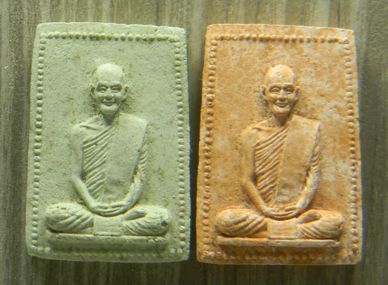 เคาะแรกแดง...พระผงสี่เหลี่ยมรูปเหมือนท่านเจ้าคุณนรรัตน์ฯ เนื้อผงใบตอง ๒๕๑๕...รวม ๒ องค์...หลวงปู่โต๊