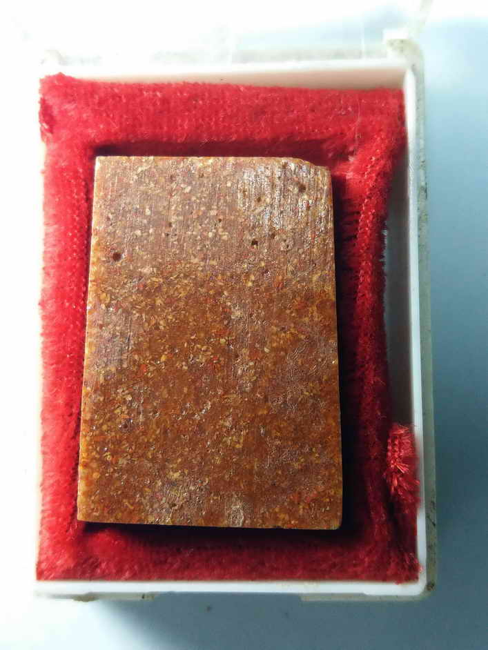 30 บาท หลวงพ่อโสธร เนื้อกระเบื้องหลังคาโบสถ์ วัดโสธรวรารามวรวิหาร พร้อมกล่องเดิม BOXP 16