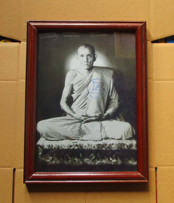 รูปถ่ายพิมพ์ขนาดบูชาย้อนยุค หลวงพ่อกวย วัดโฆษิตาราม ปี2562 พร้อมกรอบบูชา แบบที่2