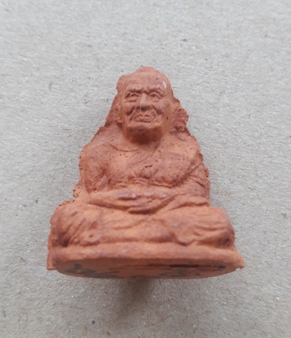 หลวงปู่ทวดลอยองค์ เนื้อดินหอม วัดห้วยมงคล จ.ประจวบฯ ปี 2547