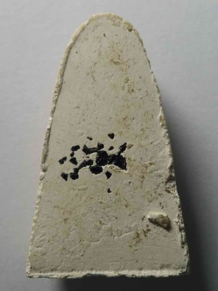 20 บาท หลวงปู่ทวดเนื้อผง ด้านหลังไม่รู้ฝังอะไรสีดำ ไม่น่าจะออกวัดช้างให้ขอลงกระดานนี้ครับ เชิญครับไม