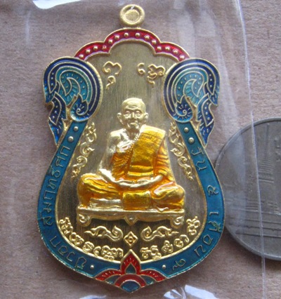 	เหรียญเสมาเจริญโชค หลวงปู่แสน วัดบ้านหนองจิก จ.ศรีสะเกษ ปี2560 เนื้อทองฝาบาตรลงยา3สี เลข1934+กล่อง