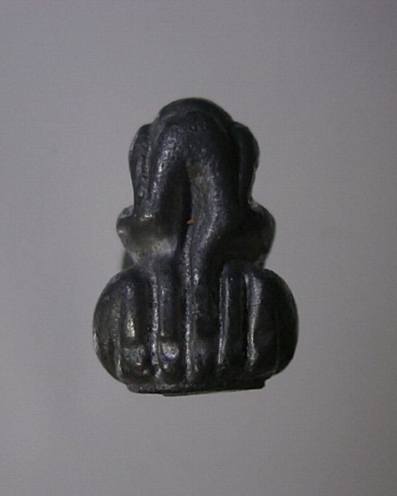 พระปิดตาเนื้อตะกั่ว ใต้ฐานจารย์อักขระ