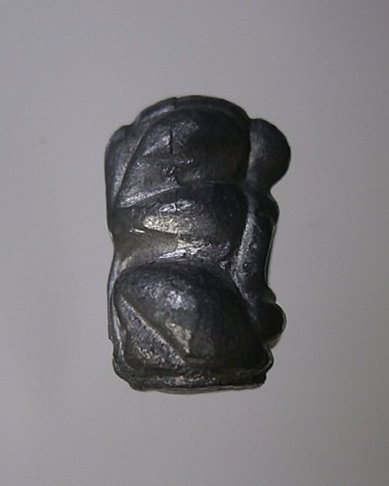 พระปิดตาเนื้อตะกั่ว ใต้ฐานจารย์อักขระ