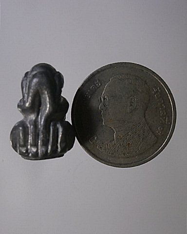 พระปิดตาเนื้อตะกั่ว ใต้ฐานจารย์อักขระ