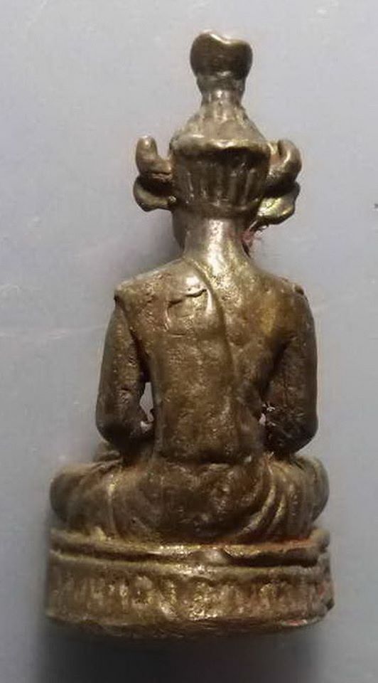 100 บาท พระฤาษีหน้าวัว มือถือลูกแก้ว เนื้อทองสตางค์ หล่อโบราณ ฐานมีขนาดกว้าง 1.46 cm ฐานลึก 1.07 cm