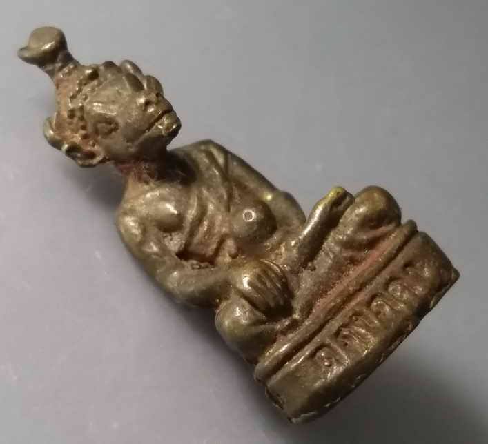 100 บาท พระฤาษีหน้าวัว มือถือลูกแก้ว เนื้อทองสตางค์ หล่อโบราณ ฐานมีขนาดกว้าง 1.46 cm ฐานลึก 1.07 cm