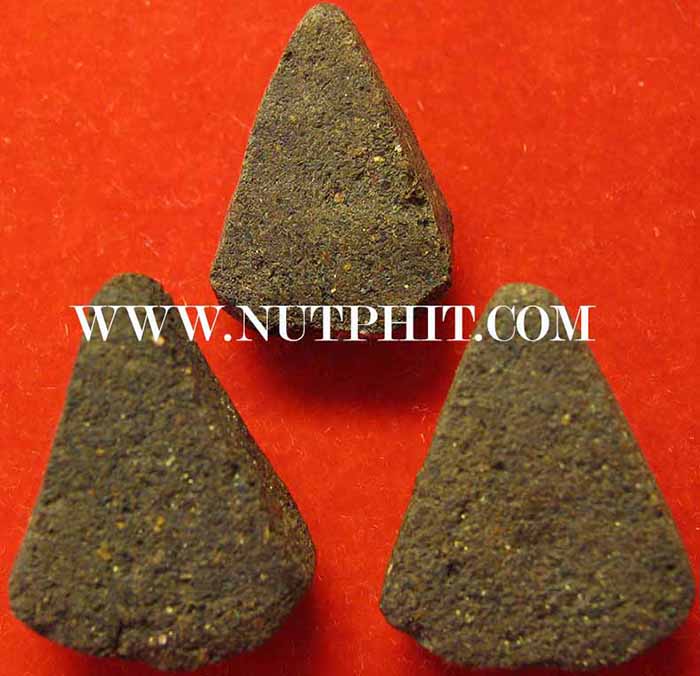 ชุด 3 องค์พระปิดตายุคแรก พิมพ์หยดน้ำ เนื้อเกสรผสมชานหมาก ลพ.คำพัน ปี 16 หายากมาก*216