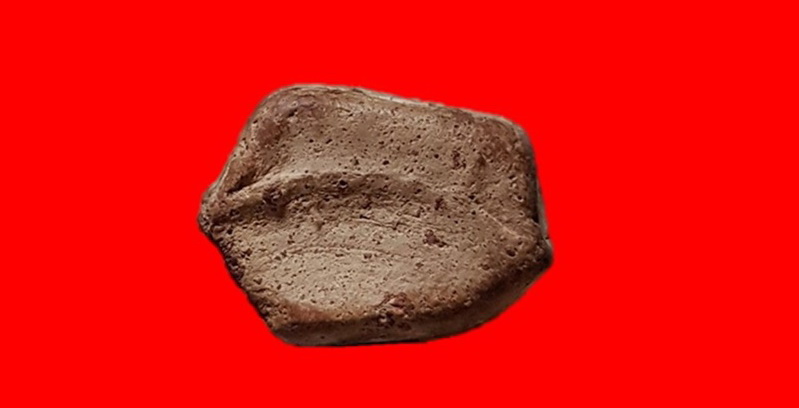 พระคงกรุเก่า พระยอดนิยมสกุลลำพูนฟอร์มตรงองค์ล่ำหนา ตำหนิชัดเจนพระปิ่นเดิมด้างขวาองค์พระ รับประกันแท้