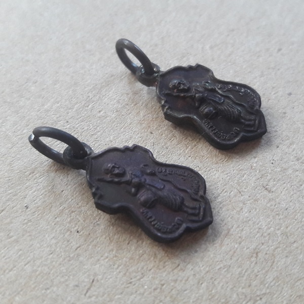 เหรียญหลวงปู่ทวดพิมพ์ธุดงค์สิวลีหลังเจดีย์ วัดพะโค๊ะ จ.สงขลา 2 เหรียญ เคาะเดียว...70.-