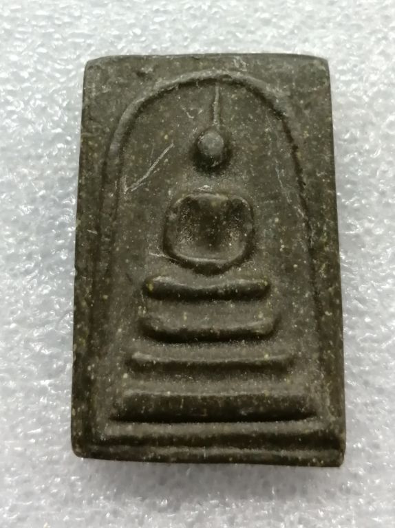 พระสมเด็จพิมพ์เจดีย์มีหูหลวงปู่ลำภู​เนื้อผงใบลานสวยๆครับ