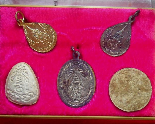 ชุดฉลอง69พรรษา ปี2525 ชุด5องค์ มีเนื้อเงิน1เหรียญสมเด็จพระญาณสังวร สมเด็จพระสังฆราช วัดบวรนิเวศวิหาร