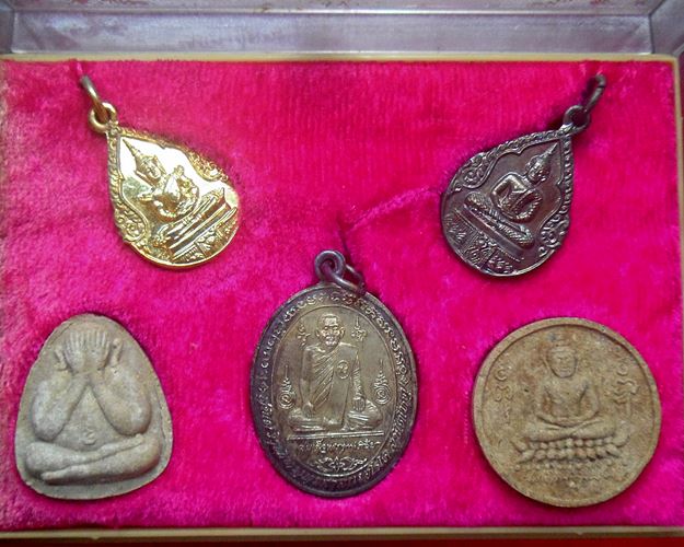 ชุดฉลอง69พรรษา ปี25 ชุด5องค์ มีเนื้อเงิน1เหรียญสมเด็จพระญาณสังวร สมเด็จพระสังฆราช วัดบวรนิเวศวิหาร/2