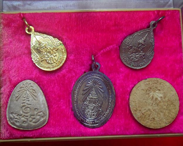 ชุดฉลอง69พรรษา ปี25 ชุด5องค์ มีเนื้อเงิน1เหรียญสมเด็จพระญาณสังวร สมเด็จพระสังฆราช วัดบวรนิเวศวิหาร/2