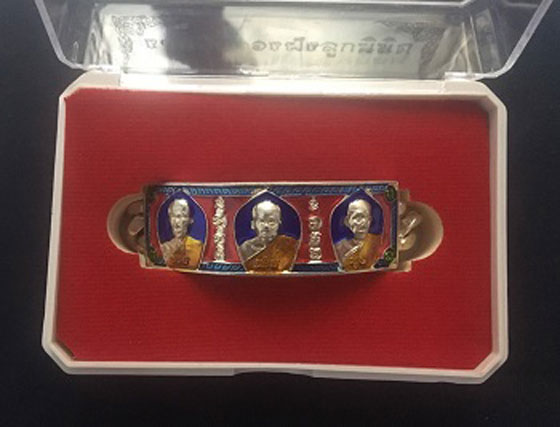 เลสข้อมือหลวงพ่อรวย ขนาด 4 บาท อาปาก้าลงยา ยาว 7.5 นิ้ว ลงยาสีแดงน้ำเงิน รุ่นรวยเพิ่มพูน ปี2558
