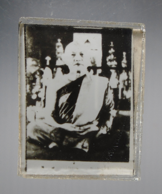 20บาท...รูปถ่ายอัดกระจก พระอาจารย์ฝั้น ///E124