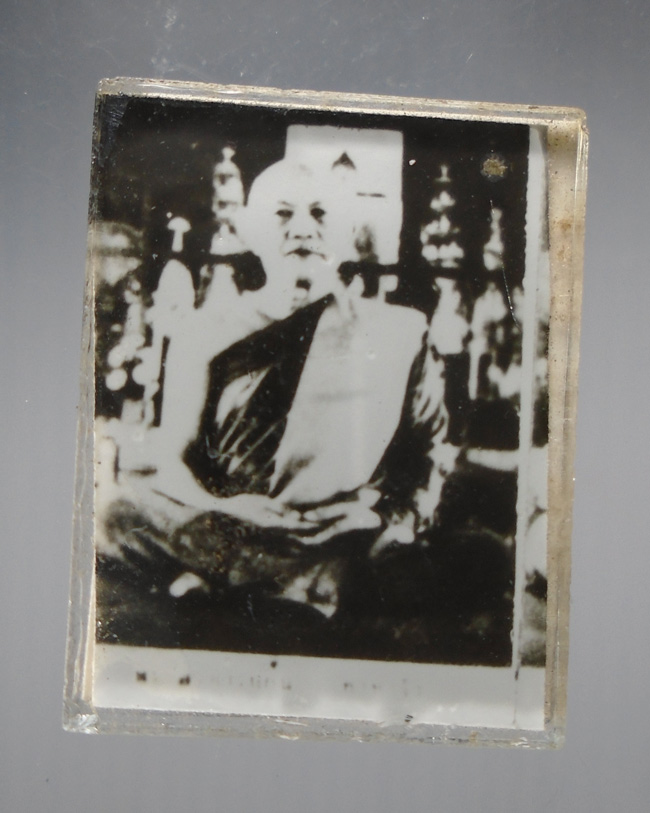 20บาท...รูปถ่ายอัดกระจก พระอาจารย์ฝั้น ///E124