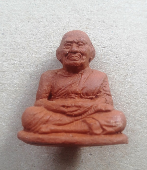 หลวงปู่ทวดลอยองค์ เนื้อดินหอม วัดห้วยมงคล จ.ประจวบฯ ปี 2547 สภาพสวยๆ