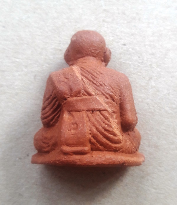 หลวงปู่ทวดลอยองค์ เนื้อดินหอม วัดห้วยมงคล จ.ประจวบฯ ปี 2547 สภาพสวยๆ