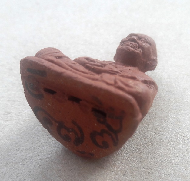 หลวงปู่ทวดลอยองค์ เนื้อดินหอม วัดห้วยมงคล จ.ประจวบฯ ปี 2547 สภาพสวยๆ