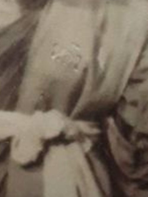 รูปถ่าย หลวงปู่หลิว วัดไร่แตงทอง ด้านหน้าตอกโค้ต ด้านหลังติดจีวร ปั๊มเต่าสีแดง ขนาด 1x1.5" พ.ศ. 2538