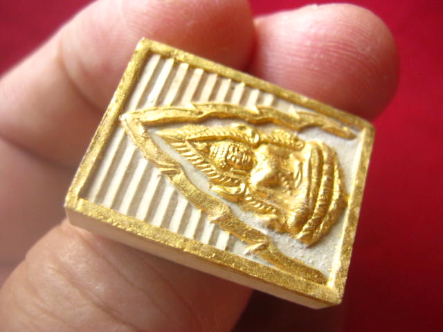 พระพุทธชินราช เนื้อผง เสาร์ห้า หลังอกเลา วัดพระศรีรัตนมหาธาตุ พิษณุโลก ปี 2536 ปัดทอง 