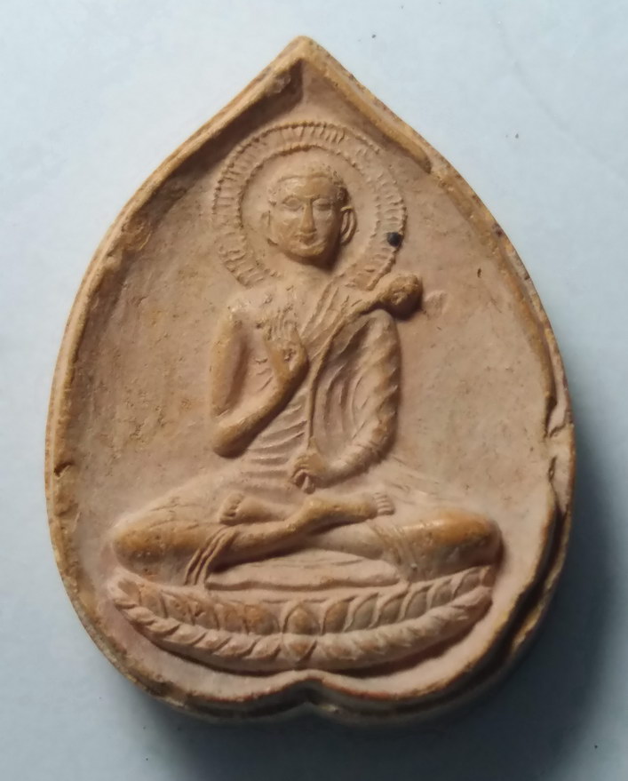 30 บาท พระพุทธนั่งฐานบัวเนื้อดินเผา ปางประทานพร มีประกายรัศมี มือถือดอกบัว ไม่ทราบที่ สวยครับองค์นี้
