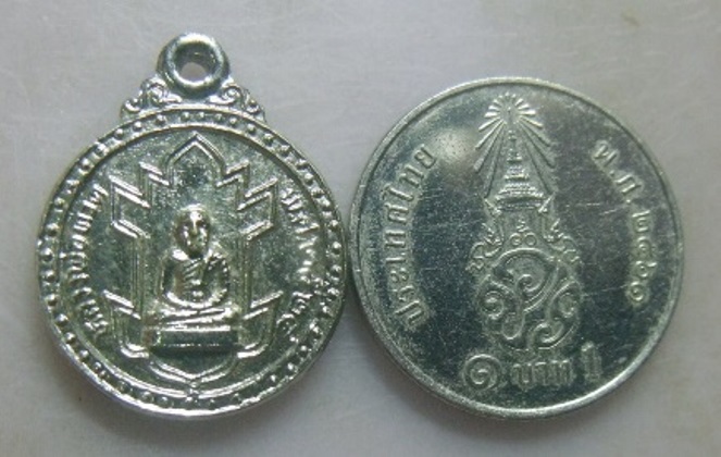 **วัดใจ**เหรียญกลมเล็ก หลวงพ่อทวดนิรภัย วัดพังเถียะ จ.สงขลา ปี ๒๕๒๔**กะไหล่เงิน สวยๆ