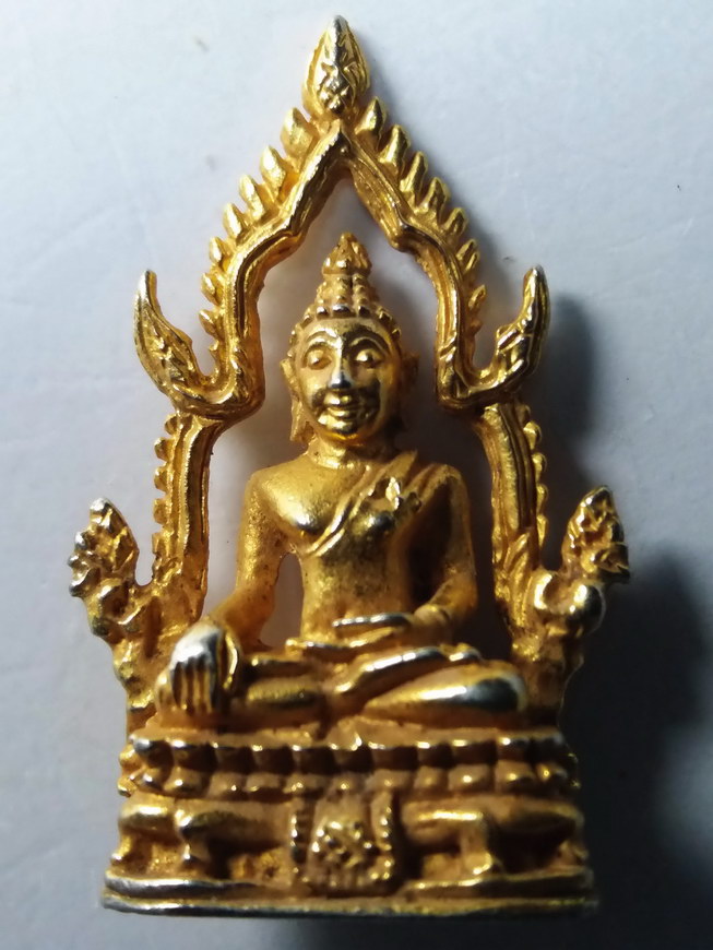 20 บาท รูปหล่อกะไหล่ทอง พระพุทธหลวงพ่อเพชร น่าจะออกวัดท่าหลวง แต่พิมพ์นี้ผมหาของวัดท่าหลวง จังหวัดพิ