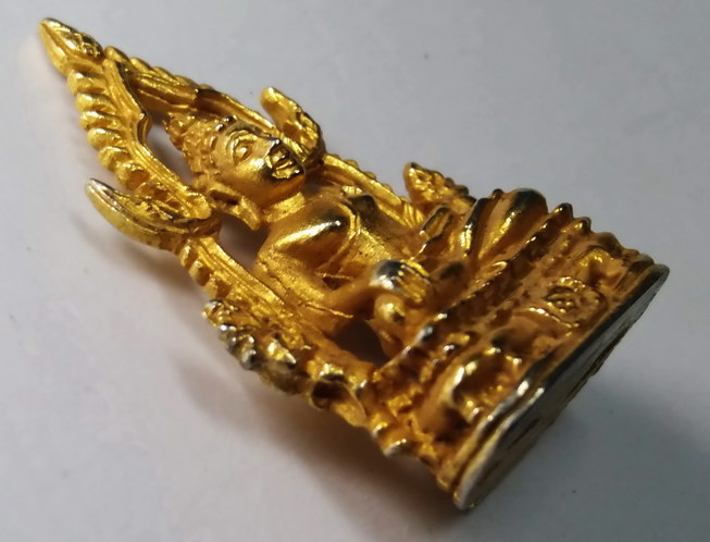 20 บาท รูปหล่อกะไหล่ทอง พระพุทธหลวงพ่อเพชร น่าจะออกวัดท่าหลวง แต่พิมพ์นี้ผมหาของวัดท่าหลวง จังหวัดพิ