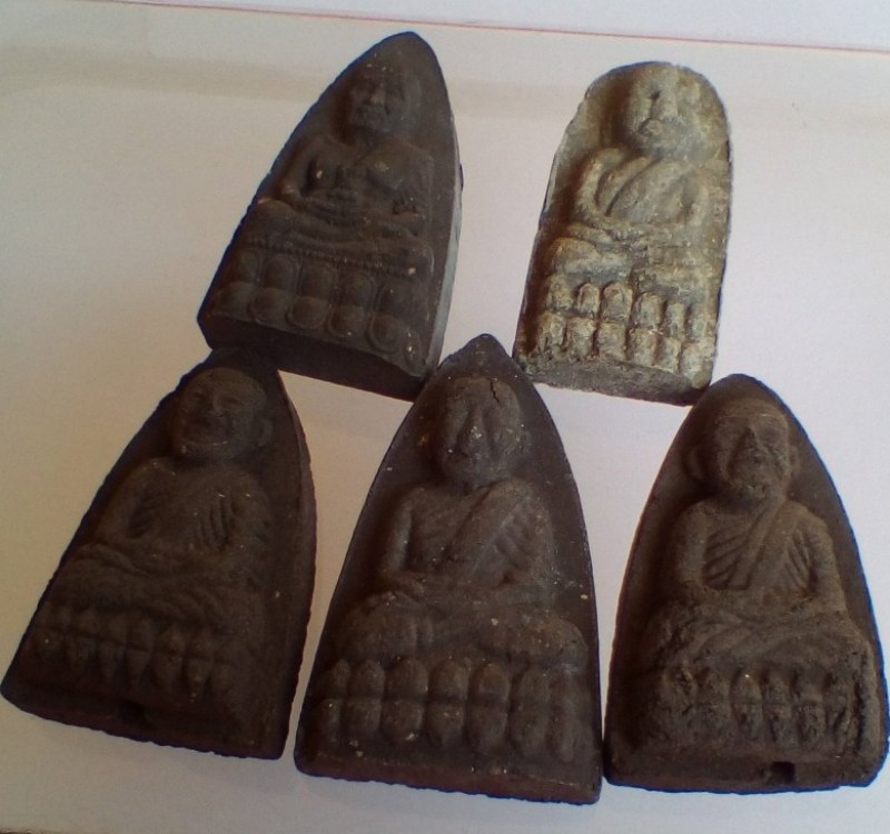 300. #พระเนื้อว่าน "หลวงปู่ทวด" 5 องค์.."รุ่น พร." ปี๓๗ [3] + "รุ่น ปลดหนี้" ปี๓๗ [1] + หลังหงษ์ [1]