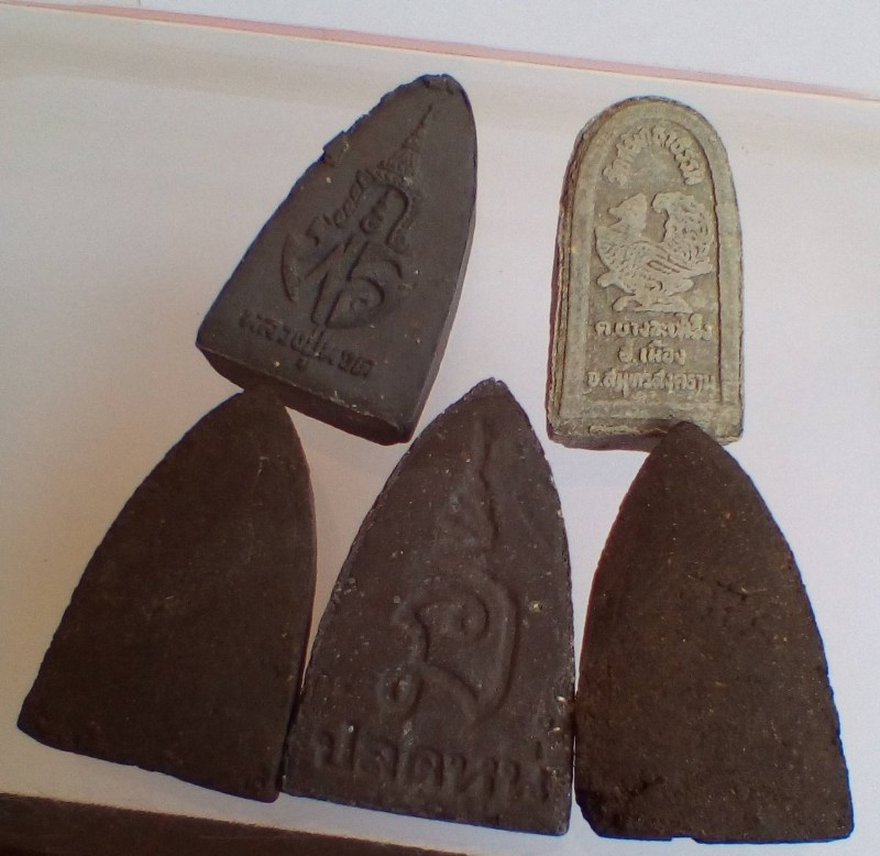 300. #พระเนื้อว่าน "หลวงปู่ทวด" 5 องค์.."รุ่น พร." ปี๓๗ [3] + "รุ่น ปลดหนี้" ปี๓๗ [1] + หลังหงษ์ [1]