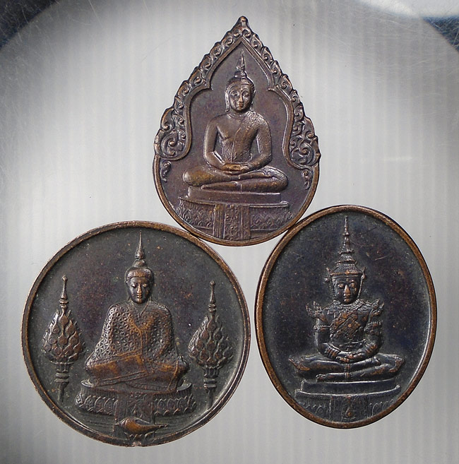 20บาท...เหรียญพระแก้วมรกต หลัง ภปร ปี2525 เนื้อทองแดง ครบชุด 3 เหรียญ ///E605