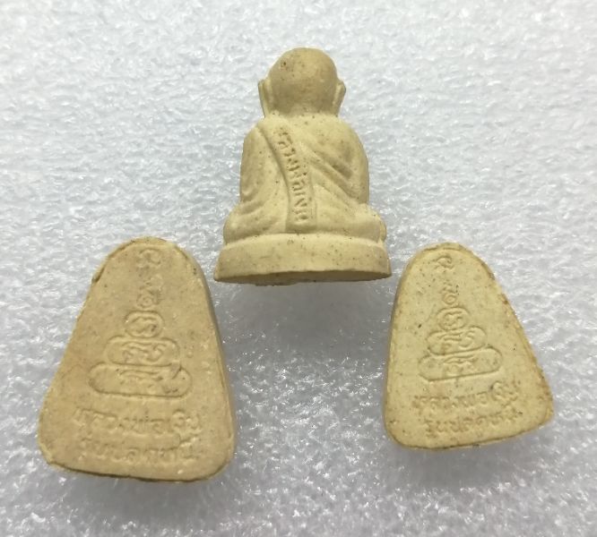 พระผงหลวงพ่อเงินเนื้อผงเกษรดอกไม้108"รุ่นปลดหนี้ปี38สวยๆพร้อมกล่องครับ