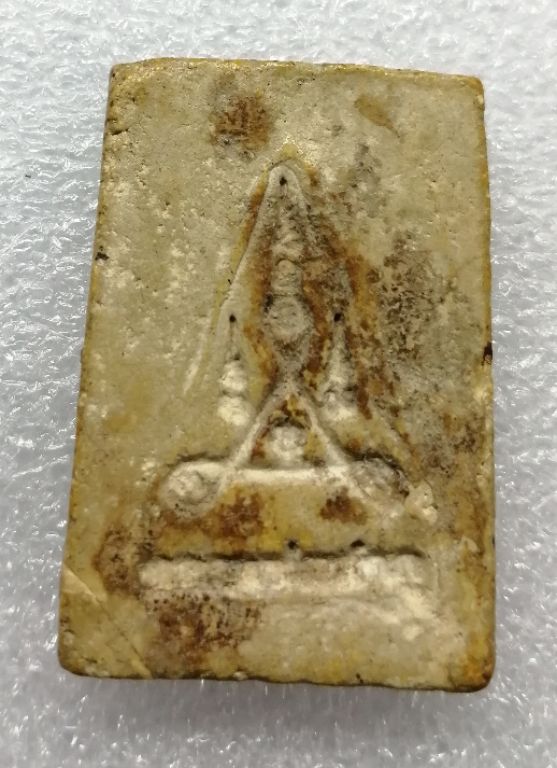 พระสมเด็จหลังยันต์จมหลวงปู่ลำภูบิ่นมุมช่อมเดิมครับ