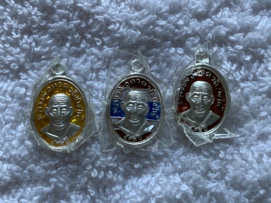 3 องค์ เม็ดแตง หลวงหลวงปู่ทวด รุ่น 432 ปี เนื้อเงินลายธงชาติ+เนื้อเงินลงยาแดง+เนื้อเงินลงยาเหลือง