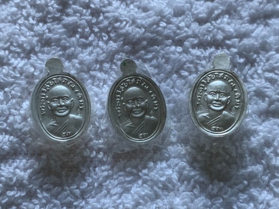 3 องค์ เม็ดแตง หลวงหลวงปู่ทวด รุ่น 432 ปี เนื้อเงินลายธงชาติ+เนื้อเงินลงยาแดง+เนื้อเงินลงยาเหลือง