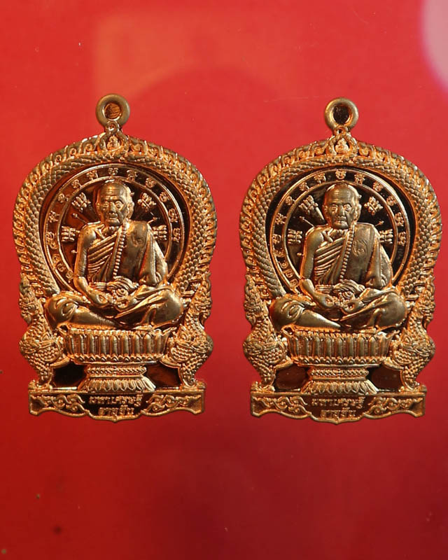 เหรียญนั่งพาน หลวงปู่หมุน ฐิตสีโล รุ่นมหาเศรษฐีอายุยืน เนื้อทองแดงรมผิวไฟ ตอกโค๊ตและตอกเลข ปี 2561