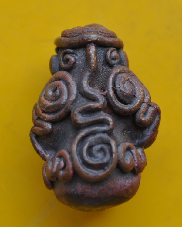 ปิดตาในครรภ์สอดเข่า 