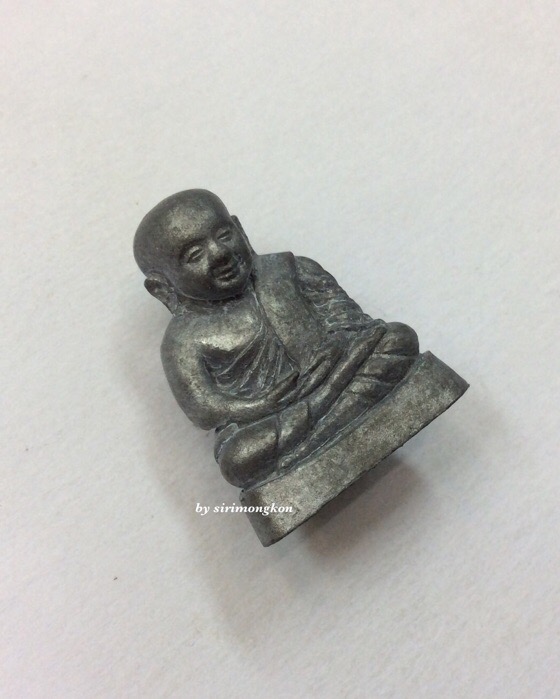 หลวงพ่อเงิน พิมพ์นิยม วัดบางคลาน พิจิตร เนื้อแร่อุดผงไม้มงคลฝังตะกรุดเงินแท้ มีโค๊ด No.113 กล่องเดิม