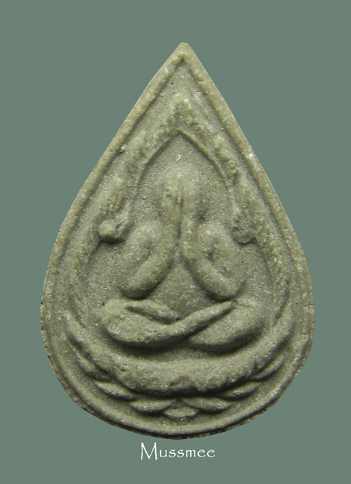 พระปิดดหยดน้ำกนกข้าง หลังยันต์ห้า วัดบ่อวิน# หลวงปู่ทิม วัดละหารไร่ ปลุกเสก เคาะเดียว