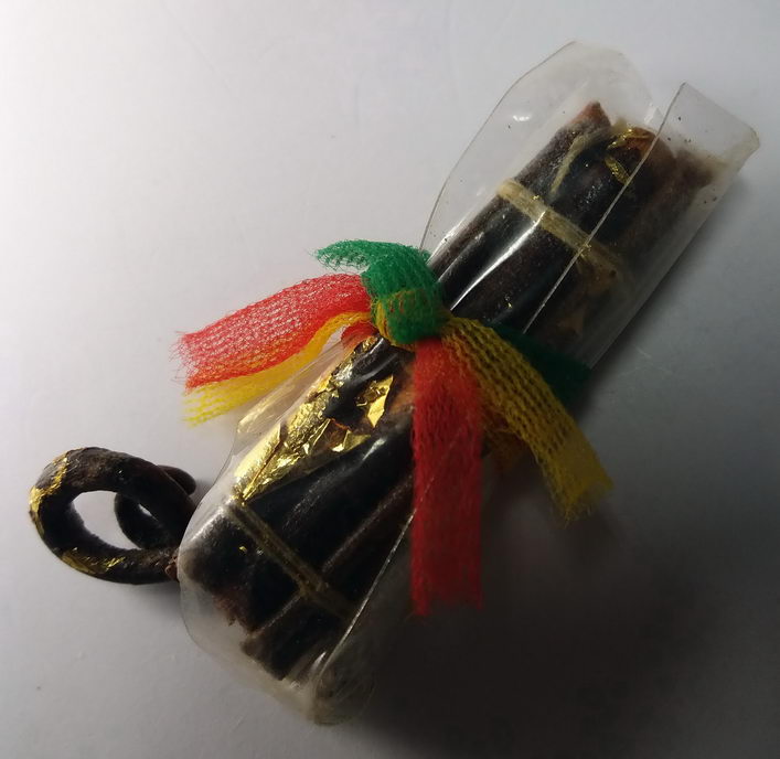 30 บาท เครื่องรางของขลัง ไม้มงคล 9 ชนิด  พกติดตัวไว้ หนุนดวง แก้ชง เสริมดวงชะตา ให้ดูดีมีสง่าราศี 